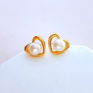 Herz Perlen Ohrstecker • Minimalistische Perlen Ohrringe • 14K Gold Herz Ohrringe • Brautjungfer Geschenke • Alltags Ohrringe • Geschenk für Sie