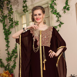 Bruine geborduurde islamitische kaftan: luxe Arabische maxi-jurk met hijab