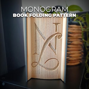 Op de afbeelding: Een boek met gevouwen pagina's die een monogramontwerp vormen. De letters "N" en "L" zijn zichtbaar. De tekst "MONOGRAM BOOK FOLDING PATTERN" wordt bovenaan het boek weergegeven.