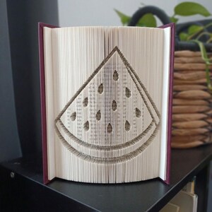 Faltanleitung für ein Buch aus Wassermelonenscheiben – Ausschneiden und Falten