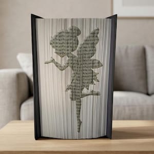 Op de afbeelding: Een witte keramische mok met een zwarte handgreep en de tekst "But First, Coffee" in een handschriftstijl. De mok staat op een wit oppervlak. De mok is ongeveer 10 cm hoog.