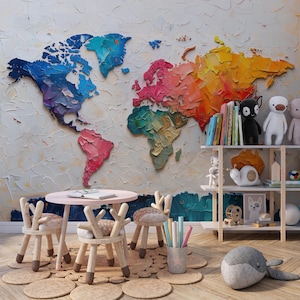 Puede incluir: Un mapa del mundo colorido pintado en una pared con una mesa rosa claro y cuatro sillas de madera con diseños de cabeza de ciervo. La mesa está puesta con un libro y un porta lápices. Hay una estantería con juguetes y libros en ella. Un juguete de peluche de ballena gris está en el suelo.