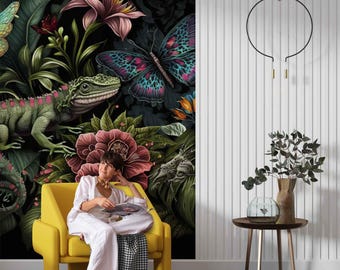 Chamäleon und Schmetterlinge in der botanischen Tapete, dunkle botanische Wandkunst, botanisches Wandbild, wunderliche Tapete, hyperrealistisches Waldwandbild