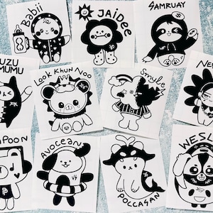 GMMTV Stickers mascotte en vinyle - Look Khun Noo / Polcasan / Permpoon / Jaidee / Smyle / Neona / Wesley - pour voitures - Étui mural pour ordinateur portable