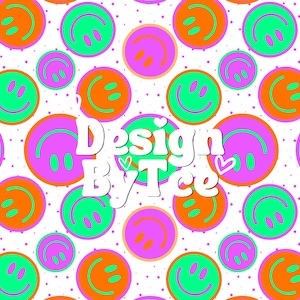 Puede incluir: Un patrón repetido de caras sonrientes en naranja, verde y rosa sobre un fondo blanco con pequeños puntos morados. El texto "Design By Tce" está superpuesto al diseño en blanco con un símbolo de corazón.