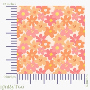 Op de afbeelding: Een bloemenpatroon met gestileerde bloemen in perzik, koraal en oranje op een cr&egrave;mekleurige achtergrond. Het ontwerp meet 30,48 cm bij 30,48 cm.