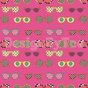 Op de afbeelding: Een naadloos patroon met verschillende stijlen zonnebrillen op een roze achtergrond. De zonnebrillen hebben verschillende gekleurde monturen en glazen, waaronder geruite, smiley-gezichten, bloemen en golvende patronen.