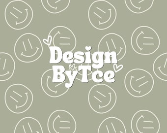 Op de afbeelding: Een groene achtergrond met een wit, herhalend patroon van smiley-gezichten. De tekst "Design By Tce" is wit met een hart aan elke kant van de tekst.