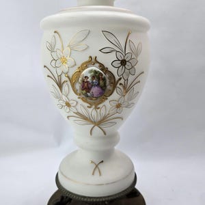 Lampada in porcellana bianca con cammeo di coppia romantica, base di drago decorata dipinta a mano