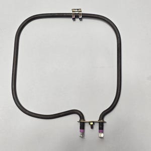 Könnte beinhalten: Ein dunkelgraues, rechteckiges Heizelement mit einem Metallclip oben und zwei Anschlüssen unten. Das Element besteht aus einem dicken, gebogenen Metallstab, wahrscheinlich für einen Ofen oder ein ähnliches Gerät.