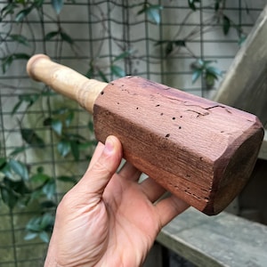 Pode incluir: Um conjunto de três canecas de cerâmica com acabamento fosco e salpicado. As canecas são em tons de creme, cinza claro e cinza escuro. Cada caneca tem um design simples e minimalista.