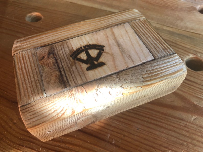 Puede incluir: Una caja de madera con un acabado natural y un logotipo quemado que dice "The Workshop".
