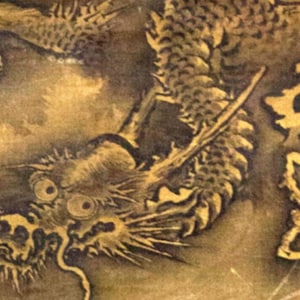 Puede incluir: Una ilustración detallada de un dragón dorado con garras afiladas y una expresión feroz. El dragón está representado en un estilo japonés tradicional, con escamas intrincadas y líneas fluidas.