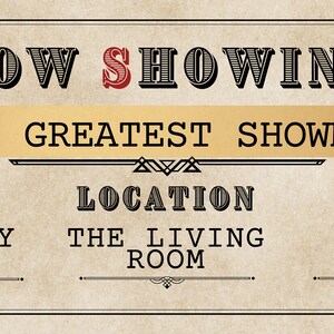 Peut inclure: Un billet de cin&eacute;ma de style vintage avec des &eacute;toiles dor&eacute;es et un ruban dor&eacute;. Le texte indique "NOW SHOWING" en lettres rouges et "THE GREATEST SHOWMAN" en lettres noires. La date est le 25 MAI 2022, le lieu est THE LIVING ROOM et l'heure est 16h00.
