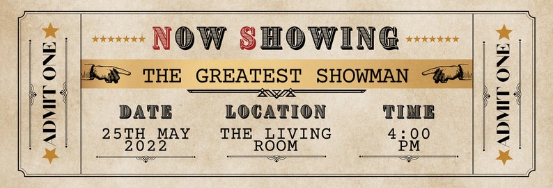 Peut inclure: Un billet de cin&eacute;ma de style vintage avec des &eacute;toiles dor&eacute;es et un ruban dor&eacute;. Le texte indique "NOW SHOWING" en lettres rouges et "THE GREATEST SHOWMAN" en lettres noires. La date est le 25 MAI 2022, le lieu est THE LIVING ROOM et l'heure est 16h00.