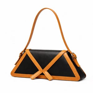 Peut inclure: Un sac &agrave; main noir et beige de forme triangulaire. Le sac est orn&eacute; de bordures et de lani&egrave;res en cuir beige, contrastant avec le corps noir. La bandouli&egrave;re est longue et fine, et le sac se ferme par une boucle.
