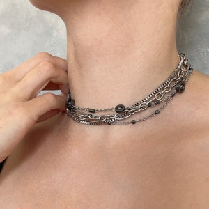 The necklace worn by the model measures 32 cm.