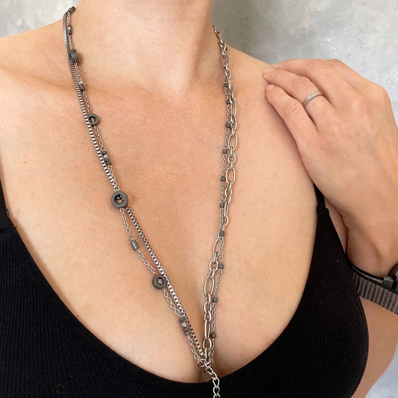 The necklace worn by the model measures 32 cm.