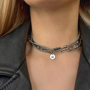 Collar con inicial en capas, gargantilla gótica, conjunto de collar en capas, collar con dije de letra de acero quirúrgico, collar alternativo de verano, gargantilla dramática