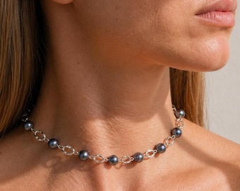 Naszyjnik choker z czarnych pereł, srebrny łańcuszek, minimalistyczny