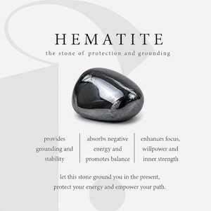 Puede incluir: Una piedra de hematita gris met&aacute;lica, lisa y pulida, centrada sobre un fondo blanco. El texto dice: HEMATITE, the stone of protection and grounding, provides grounding and stability, absorbs negative energy and promotes balance, enhances focus, willpower and inner strength, let this stone ground you in the present, protect your energy and empower your path.