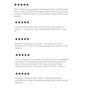 Puede incluir: Una colecci&oacute;n de rese&ntilde;as de clientes de cinco estrellas mostradas en texto negro sobre un fondo blanco. Cada rese&ntilde;a est&aacute; precedida por cinco iconos de estrellas negras. El texto incluye comentarios sobre un collar, mencionando su calidad y dise&ntilde;o.