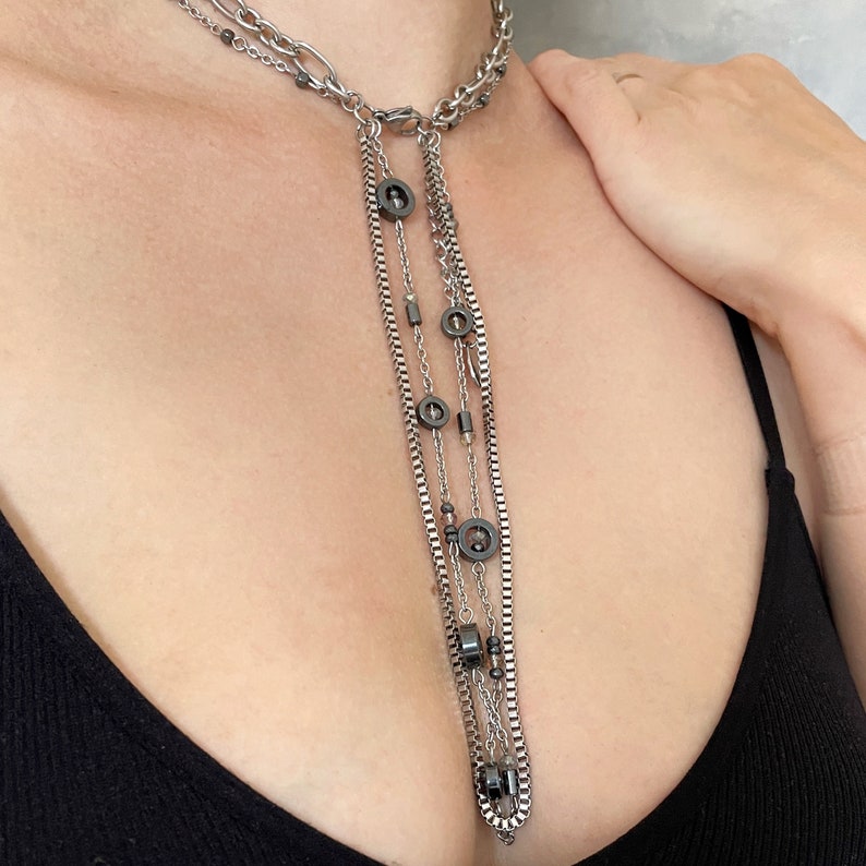 The necklace worn by the model measures 32 cm.