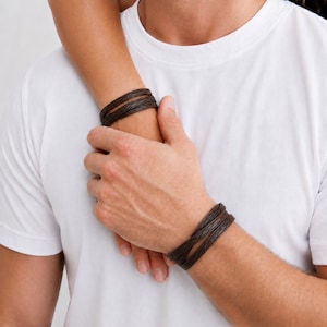 Pulsera fina de cuero marrón, brazalete delgado, cuero genuino, ajustable, apilable, joyería para hombre, regalo