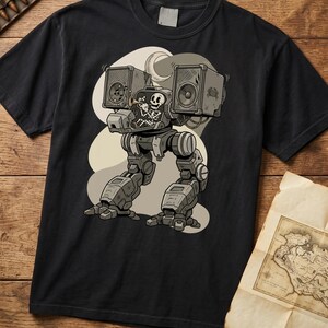 Pode incluir: Camiseta preta com uma ilustração cinza de um robô carregando alto-falantes. Um esqueleto toca trompete do cockpit do robô. O design inclui notas musicais e uma lua crescente.