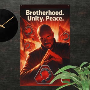 Könnte beinhalten: Ein Wandbehang mit den Worten "Brotherhood. Unity. Peace." in weißer Schrift. Das Bild zeigt einen Mann mit Glatze und Ziegenbart, mit roten Fahnen und einem Skorpion-Emblem. Das Farbschema ist hauptsächlich rot und schwarz.