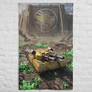 Könnte beinhalten: Ein gelber Panzer mit Doppelkanonen fährt auf einem schlammigen Weg, im Hintergrund eine große Mauer und ein Emblem. Das Banner zeigt ein militärisches Thema mit grünen Kristallen und anderen Panzern in der Ferne.