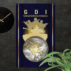 Puede incluir: Una pancarta azul con ribetes dorados que muestra el texto "GDI Global Defense Initiative" y un logotipo dorado y plateado. El logotipo es una mano estilizada con una garra. La pancarta también muestra la silueta de un tanque con soldados.