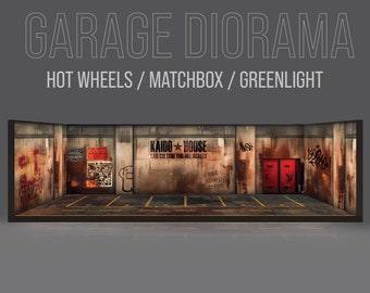 Puede incluir: Un diorama de garaje a escala 1/64 para coches de modelismo. El diorama presenta un suelo de hormigón con líneas amarillas, una pared de ladrillo con grafitis y una puerta de metal roja. El texto "KAIDO HOUSE CAR CULTURE FOR ALL SCALES" está escrito en la pared. El texto "eat sleep drive" también está escrito en la pared.