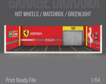 Puede incluir: Un diorama de garaje rojo, amarillo y gris con una puerta enrollable, un logotipo de Ferrari y el texto "SCUDERIA FERRARI CLUB". El diorama está diseñado para coches en miniatura a escala 1/64.