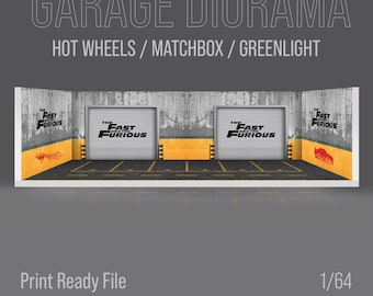 Puede incluir: Un diorama de garaje de hormigón gris con dos puertas de garaje que muestran el logotipo de "The Fast and the Furious". El diorama está diseñado para coches en miniatura a escala 1/64 e incluye líneas amarillas pintadas en el suelo.