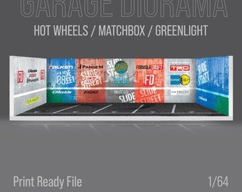 Pode incluir: Um diorama de garagem em escala 1/64 com um fundo de parede de concreto que apresenta várias marcas de peças de automóveis e automóveis como Falken, Pandem, Fun-Haver, Sparco, Formula Drift, TRD e GReddy. O diorama é projetado para carros de brinquedo Hot Wheels, Matchbox e Greenlight.