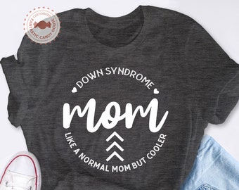 Puede incluir: Camiseta gris con texto blanco que dice "Down Syndrome Mom Like a Normal Mom But Cooler" con un corazón y una flecha gráfica.