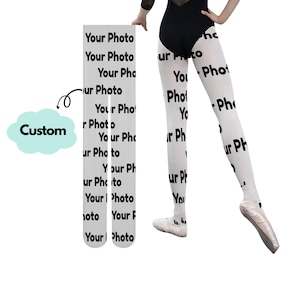 Peut inclure: Leggings blancs avec un motif de texte noir répété indiquant Your Photo sur tout le tissu. Les leggings sont présentés à plat et portés sur des jambes, associés à un justaucorps noir et des chaussons de danse de couleur claire.