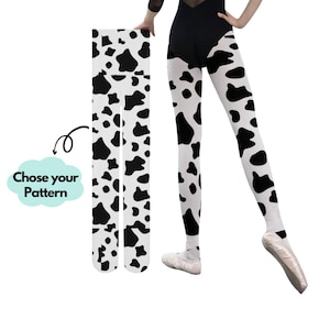 Pode incluir: Leggings brancas com um padrão de manchas de vaca pretas. As leggings são mostradas tanto como peça plana quanto vestidas em pernas com um collant preto e sapatilhas de balé claras. Um balão azul claro inclui o texto Chose your Pattern.