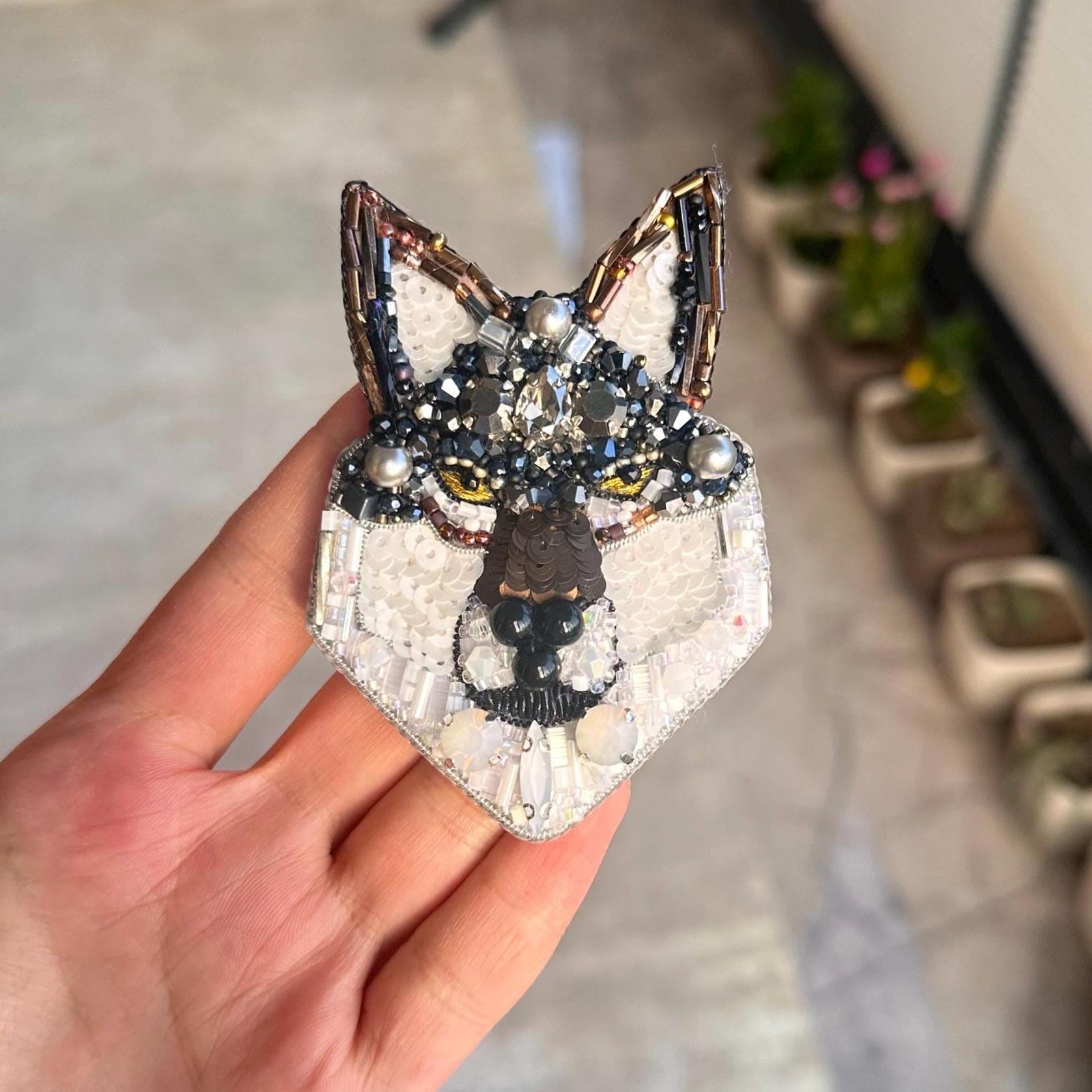 手作りビーズの狼のブローチ：クリスタル刺繍の動物ピン - Etsy 日本