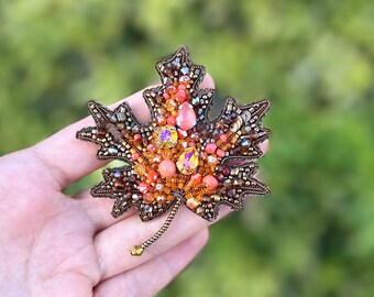 秋の葉のブローチ、手作りビーズの葉のブローチ、オレンジブラウンの葉