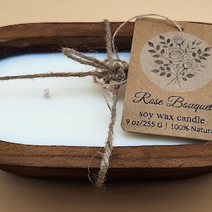 Rose Bouquet Soy Candle – vela de 9oz com uma mistura romântica em uma tigela de massa de madeira feita à mão. Etiqueta kraft gravada de um Rose Bouquet.