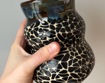 青い渦巻き模様の陶器の花瓶 - ご自宅に飾る手作りの優雅さ - Etsy 日本