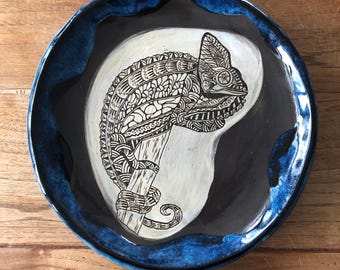 Plato camaleón de cerámica hecho a mano