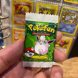 ¡1 caja de refuerzo completa! Mini paquetes de refuerzo/cajas de refuerzo del set Jungle a escala 1:2 inspirados en Pokémon de primera edición con minicartas reales.