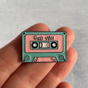 Broche de lapela retrô vintage infantil dos anos 80 e 90, distintivo de esmalte, mix de boas vibrações em tons pastel, fita cassete, suporte para cartão, presente, lembranças, aniversário de 40 anos
