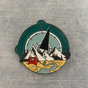Explorateur, aventurier, carte, camping, boussole, canoë, baleines, chaîne de montagnes, coucher de soleil, épinglette en émail, cadeau d'anniversaire, cadeau, paysage, bas