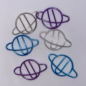 Leuke metallic paperclip blauw paars zilver planeten briefpapier op achtergrondkaart sterren paperclips schoolkous vulmiddel verjaardagscadeau cadeau