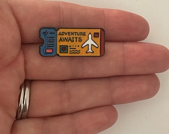 Emaille pin avontuur wacht: reversspeld vliegtuigticket