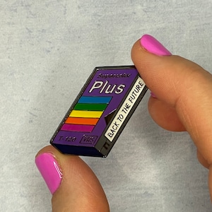 Insigne émaillé rétro vintage enfant des années 80 et 90 retour vers le futur bande vidéo vhs enregistrée télévision film film carte 30 40e anniversaire